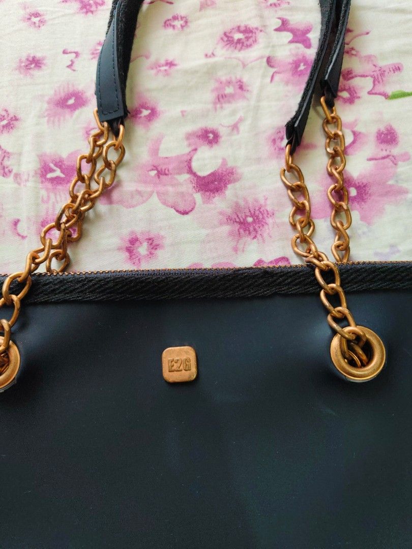 Navy Blue Tote Bag with Gold Chain (Category: Tote Bags) located in Pasig City. Submitted by janelchoo (Listing ID 1423300944, Image 2). Description: - Navy blue tote large capacity bag - Gold chain accents - Zip closure - Gold logo detail - Spacious interior - Multiple compartments - Detachable strap - Smooth, silicone material, waterproof.