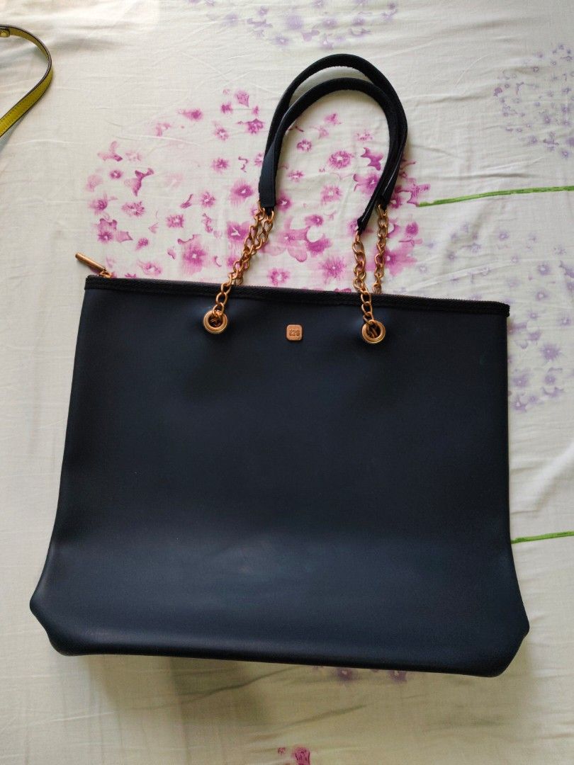 Navy Blue Tote Bag with Gold Chain (Category: Tote Bags) located in Pasig City. Submitted by janelchoo (Listing ID 1423300944, Image 1). Description: - Navy blue tote large capacity bag - Gold chain accents - Zip closure - Gold logo detail - Spacious interior - Multiple compartments - Detachable strap - Smooth, silicone material, waterproof.