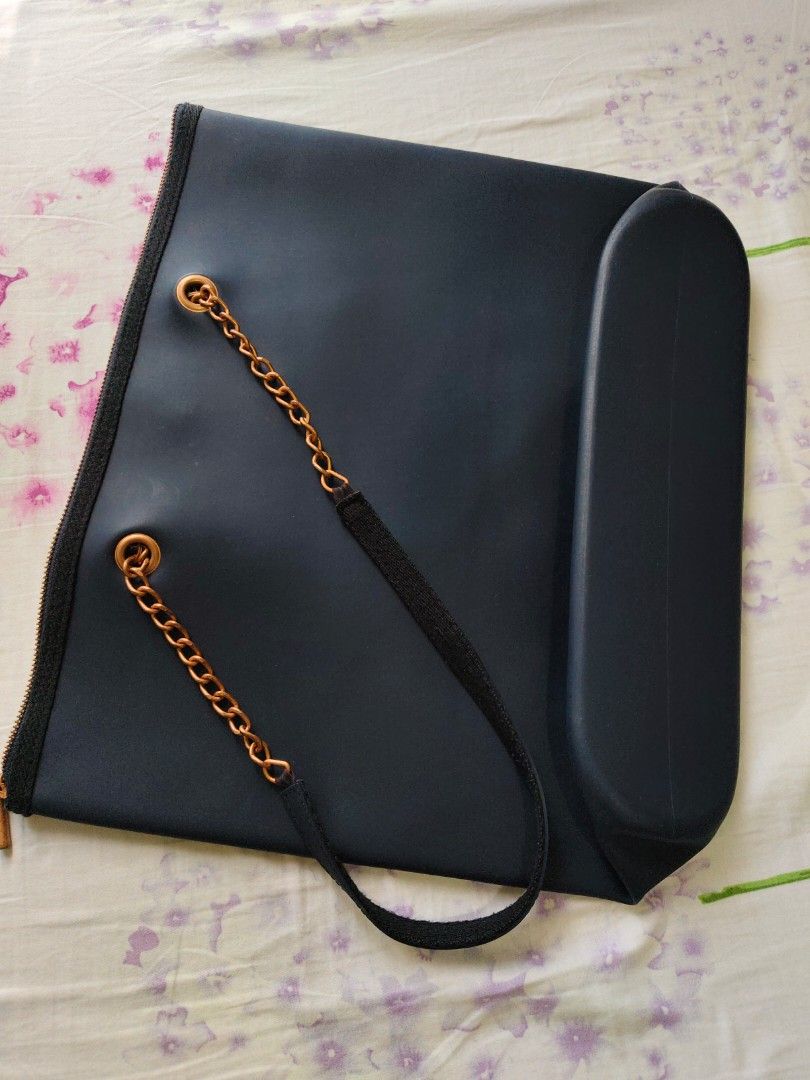 Navy Blue Tote Bag with Gold Chain (Category: Tote Bags) located in Pasig City. Submitted by janelchoo (Listing ID 1423300944, Image 3). Description: - Navy blue tote large capacity bag - Gold chain accents - Zip closure - Gold logo detail - Spacious interior - Multiple compartments - Detachable strap - Smooth, silicone material, waterproof.