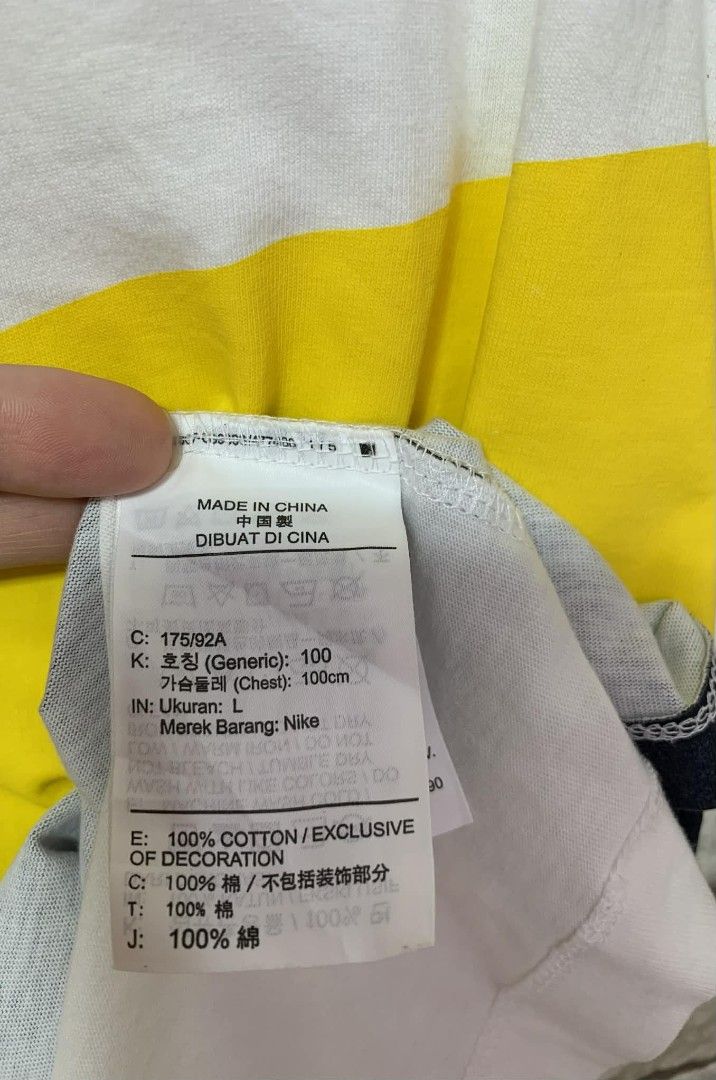 Nike The Nike Tee T-shirt - Large (Category: Tshirts & Polo Shirts ) located in Caloocan City. Submitted by vintstreets (Listing ID 1423384409, Image 3). Description: NIKE 💎Dimes: W: 19 L: 28 💎Condi&CR: 9.2/10 💎yung hairline nito hindi visible ha pag ini-strech lang yung tela dun lang nakikita hairline nya 📍stain or parang dumi sa likod 💎solid pa din nito ha.
