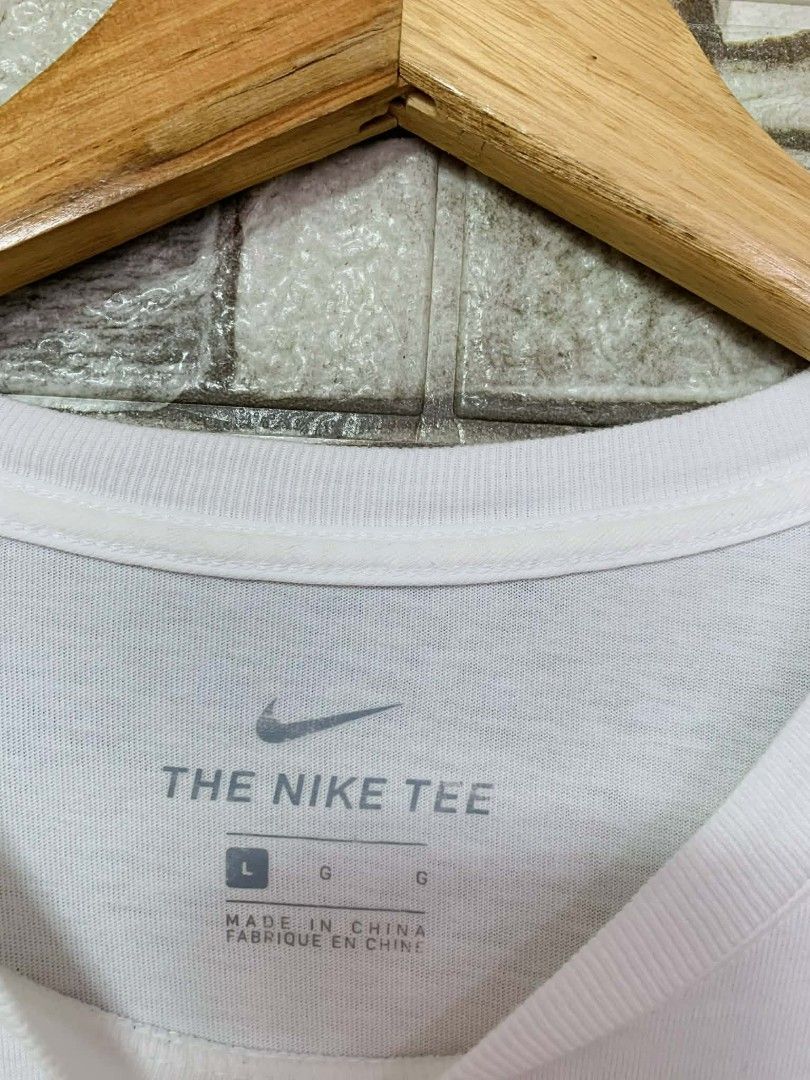 Nike The Nike Tee T-shirt - Large (Category: Tshirts & Polo Shirts ) located in Caloocan City. Submitted by vintstreets (Listing ID 1423384409, Image 2). Description: NIKE 💎Dimes: W: 19 L: 28 💎Condi&CR: 9.2/10 💎yung hairline nito hindi visible ha pag ini-strech lang yung tela dun lang nakikita hairline nya 📍stain or parang dumi sa likod 💎solid pa din nito ha.
