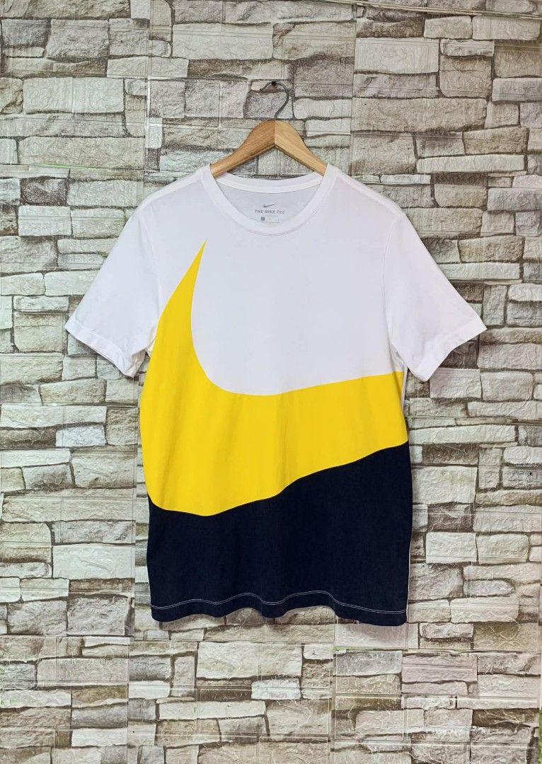 Nike The Nike Tee T-shirt - Large (Category: Tshirts & Polo Shirts ) located in Caloocan City. Submitted by vintstreets (Listing ID 1423384409, Image 1). Description: NIKE 💎Dimes: W: 19 L: 28 💎Condi&CR: 9.2/10 💎yung hairline nito hindi visible ha pag ini-strech lang yung tela dun lang nakikita hairline nya 📍stain or parang dumi sa likod 💎solid pa din nito ha.