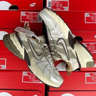(Category: ) located in . Submitted by paalooksneakerhub (Listing ID 1423303024, Image 1). Description: .