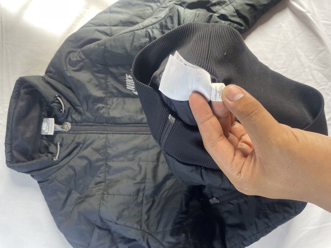 Nikee puffer jacket (Category: Activewear) located in Pateros City. Submitted by toogood.mnl (Listing ID 1423303407, Image 3). Description: 🏀 NIKE PUFFER HOODIE 🔖 Brand: Nike 👕 Type: Puffer Hoodie 📏 Dimensions: 19 x 26 ⚠️ Issue: None 🏷 Complete tag ♻️ Condition: Excellent.
