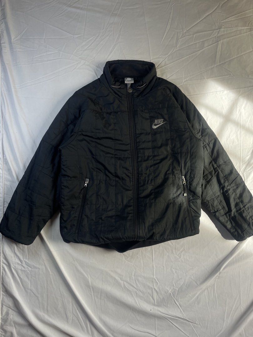 Nikee puffer jacket (Category: Activewear) located in Pateros City. Submitted by toogood.mnl (Listing ID 1423303407, Image 1). Description: 🏀 NIKE PUFFER HOODIE 🔖 Brand: Nike 👕 Type: Puffer Hoodie 📏 Dimensions: 19 x 26 ⚠️ Issue: None 🏷 Complete tag ♻️ Condition: Excellent.