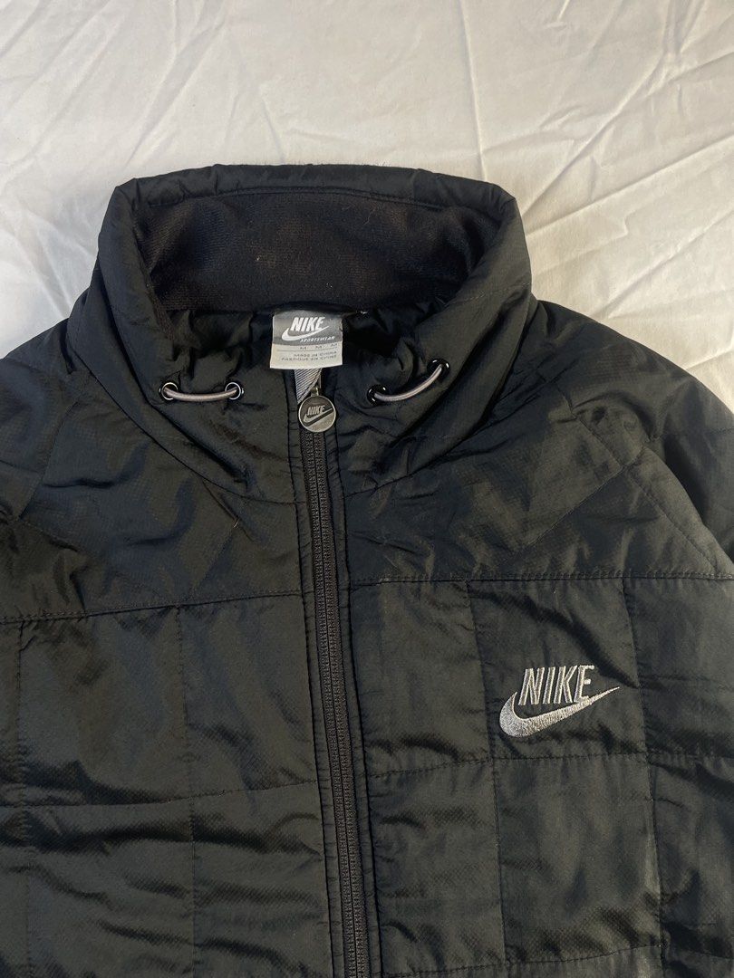 Nikee puffer jacket (Category: Activewear) located in Pateros City. Submitted by toogood.mnl (Listing ID 1423303407, Image 2). Description: 🏀 NIKE PUFFER HOODIE 🔖 Brand: Nike 👕 Type: Puffer Hoodie 📏 Dimensions: 19 x 26 ⚠️ Issue: None 🏷 Complete tag ♻️ Condition: Excellent.