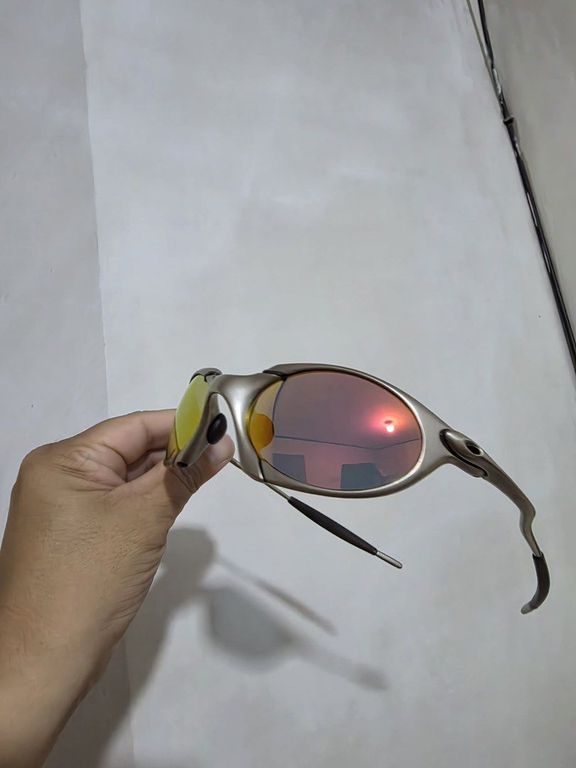 oakley romeo 1 plasma complete (Category: Sunglasses & Eyewear) located in Manila. Submitted by oakaddict (Listing ID 1423382435, Image 3). Description: frame 9.5/10 rubbers 9/10 lens replacent fire 10/10 with box and coin non matching.