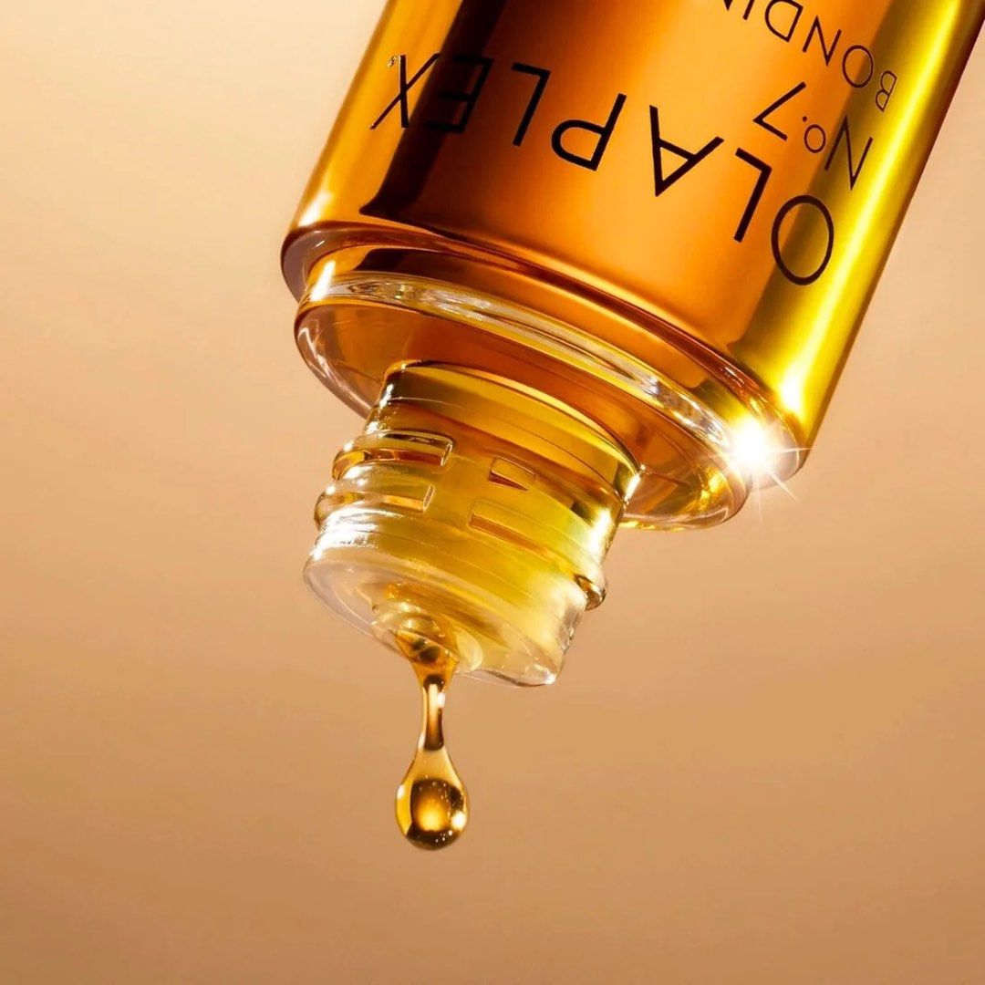 Olaplex No.7 Bonding Oil 7.5ml (Category: Hair) located in Dinalupihan. Submitted by w_finds (Listing ID 1423353094, Image 3). Description: - Highly-concentrated, weightless reparative styling oil for all hair types. - N°7 Bonding Oil dramatically increases shine, softness, and color vibrancy. - N°7 minimizes flyaways and frizz, while providing UV/heat protection of up to 450°F/232°C. - Can be used daily on wet and dry hair, or before styling wit