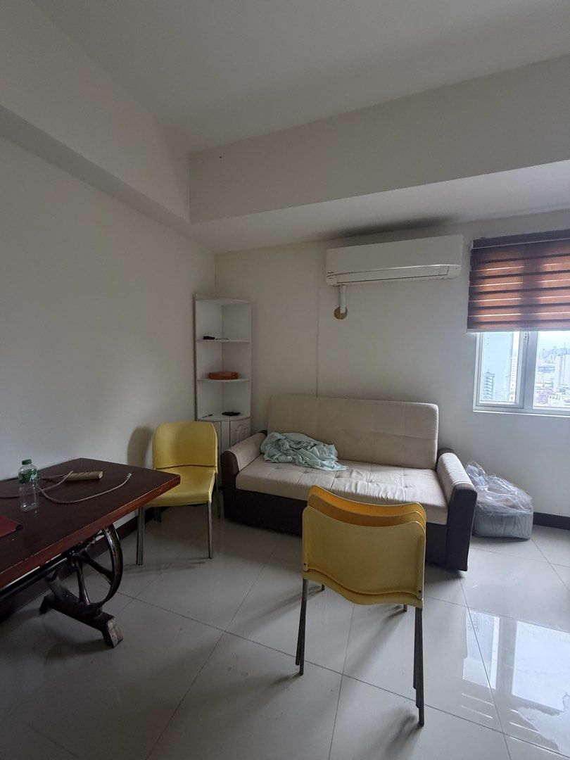 Oxford parksuites studio type for rent binondo area (Category: Apartments & Condos) located in Manila. Submitted by randomthings.ph (Listing ID 1423340564, Image 2). Description: Oxford parksuites - studio type 32nd floor - 38.2sqm 28k 2 months advance 1 month deposit Avail mid march 2026 Near chiangkai shek college, hope christian high school, metropolitan medical center.