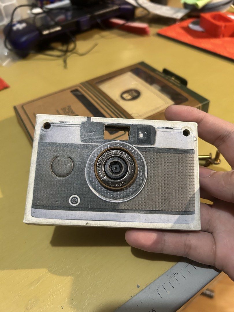Paper Shoot Camera [18 MP] (Category: Cameras) located in Pasay City. Submitted by emiliorufusbunani (Listing ID 1423364882, Image 2). Description: FOR SALE: Paper Shoot V2 [18 MP Camera] 📷 RFS: Not using it and Not my style of Camera Bought it before as a novelty pero 'di ko gusto yung walang flash Used it around 3x then hid the camera as I didn't want to use it anymore 🥹 Includes: - Case (1961 version) (8/10 condition) (madumi lang) - 1 Camer