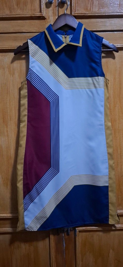 Plains & Prints Top (Category: Blouses) located in Quezon City. Submitted by MP_Declutters (Listing ID 1423335661, Image 1). Description: Chic and stylish sleeveless top from Plains & Prints featuring a modern geometric print and collared neckline. ✔ Preloved ✔ Lightly used ✔ Good condition ✔ No major flaws or damage ✔ Soft and comfortable fabric ✔ Perfect for casual wear, office outfits, brunch dates, or smart casual looks 📏 Details • Size: US 