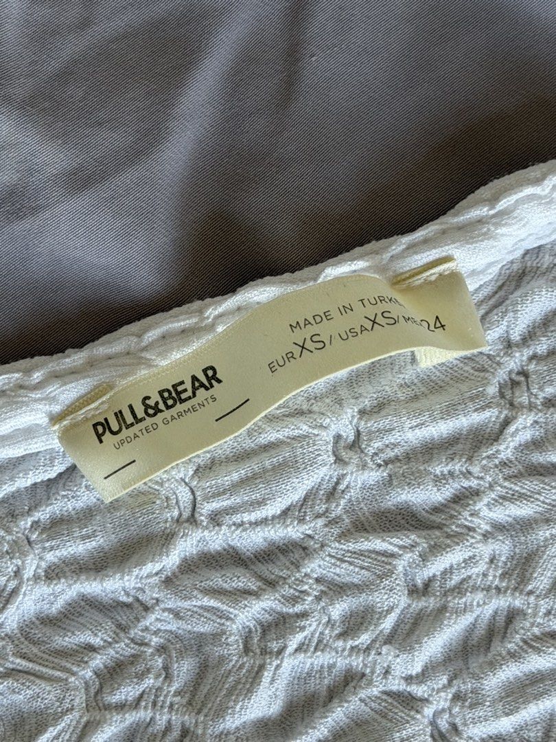 Pull & Bear Cropped Crinkle White Top (Category: Blouses) located in Cebu City. Submitted by itemsbysarah (Listing ID 1423313315, Image 2). Description: Pull & Bear Cropped Crinkle White Top Size XS, will fit XXS-Small Good as new, no flaws No stains RFS: decluttering ❕Low ballers will not be entertained ❕.