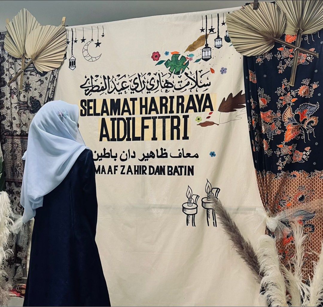 RAYA BACKDROP (Category: Wall Decor) located in Johor Bahru. Submitted by shvqyss (Listing ID 1423371721, Image 2). Description: the cloth material is calico with size 1.85m x 1.60m (+/-) . At the top of cloth also have pipe finishing, either you cab hold it with rope or pipe according to the situation . Don’t worry the price is negotiable 🫶🏻🤍 .
