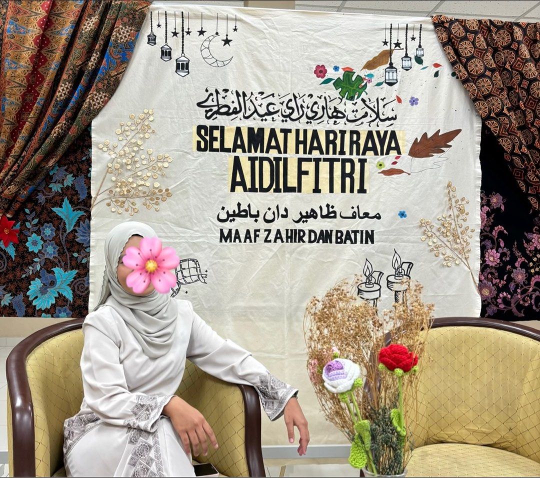 RAYA BACKDROP (Category: Wall Decor) located in Johor Bahru. Submitted by shvqyss (Listing ID 1423371721, Image 3). Description: the cloth material is calico with size 1.85m x 1.60m (+/-) . At the top of cloth also have pipe finishing, either you cab hold it with rope or pipe according to the situation . Don’t worry the price is negotiable 🫶🏻🤍 .