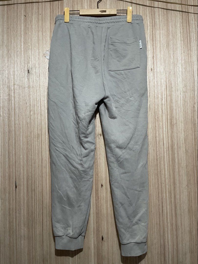 Snow Peak Sweatpants (Category: Joggers) located in Balamban. Submitted by lucky.finds.ph (Listing ID 1421562553, Image 2). Description: - Snow Peak sweatpants - Size: M - 30-32 x 37 - Color: Neutral - Features: Drawstring waist, side pockets, back pocket - Snow Peak logo on front and back - Comfortable material - Perfect for casual wear.
