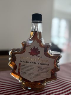 Sweet Sippin' Original Canadian Maple Whisky, 35% whisky bottle