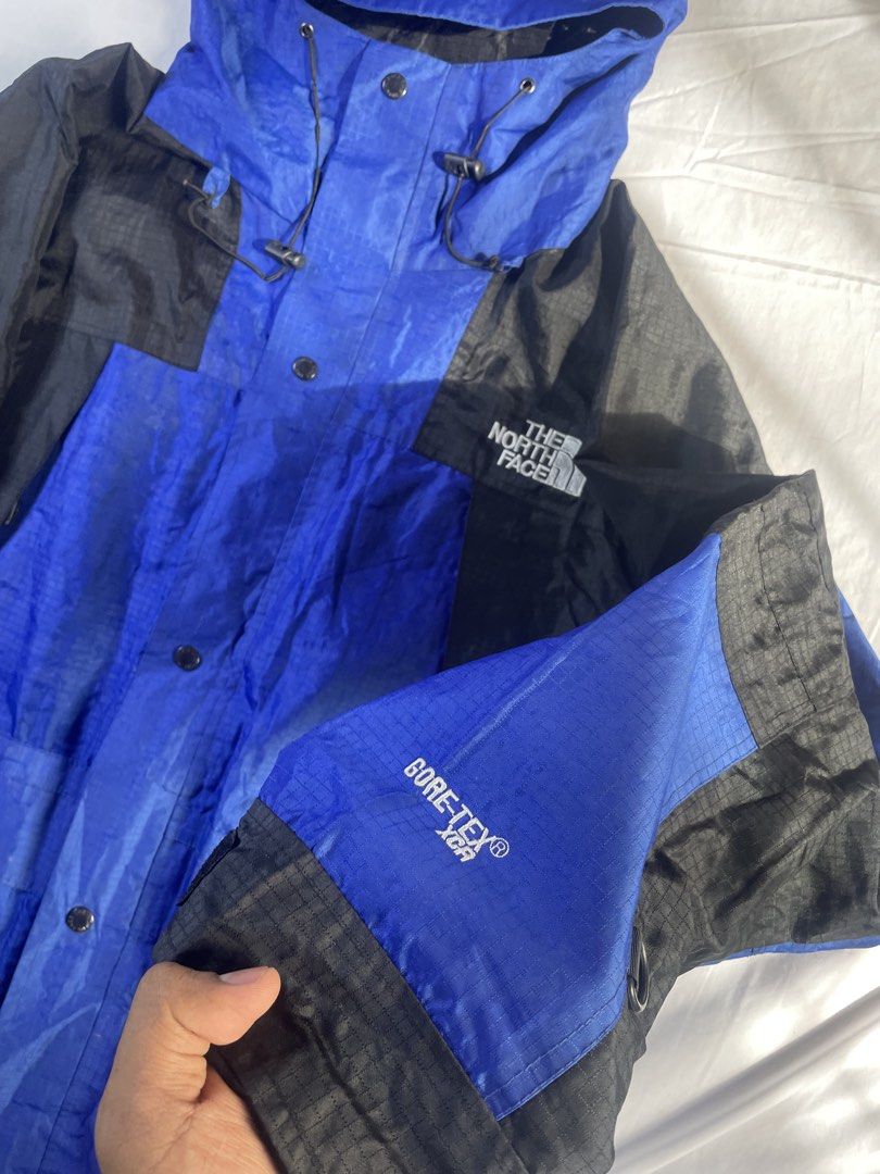 The north face goretex hoodie (Category: Coats, Jackets and Outerwear) located in Pateros City. Submitted by toogood.mnl (Listing ID 1423304669, Image 2). Description: 🏔 THE NORTH FACE GORE-TEX VINTAGE 🔖 Brand: The North Face 👕 Type: Gore-Tex Jacket (Vintage) 📏 Dimensions: 24 x 29 ⚠️ Issue: None ♻️ Condition: Excellent.