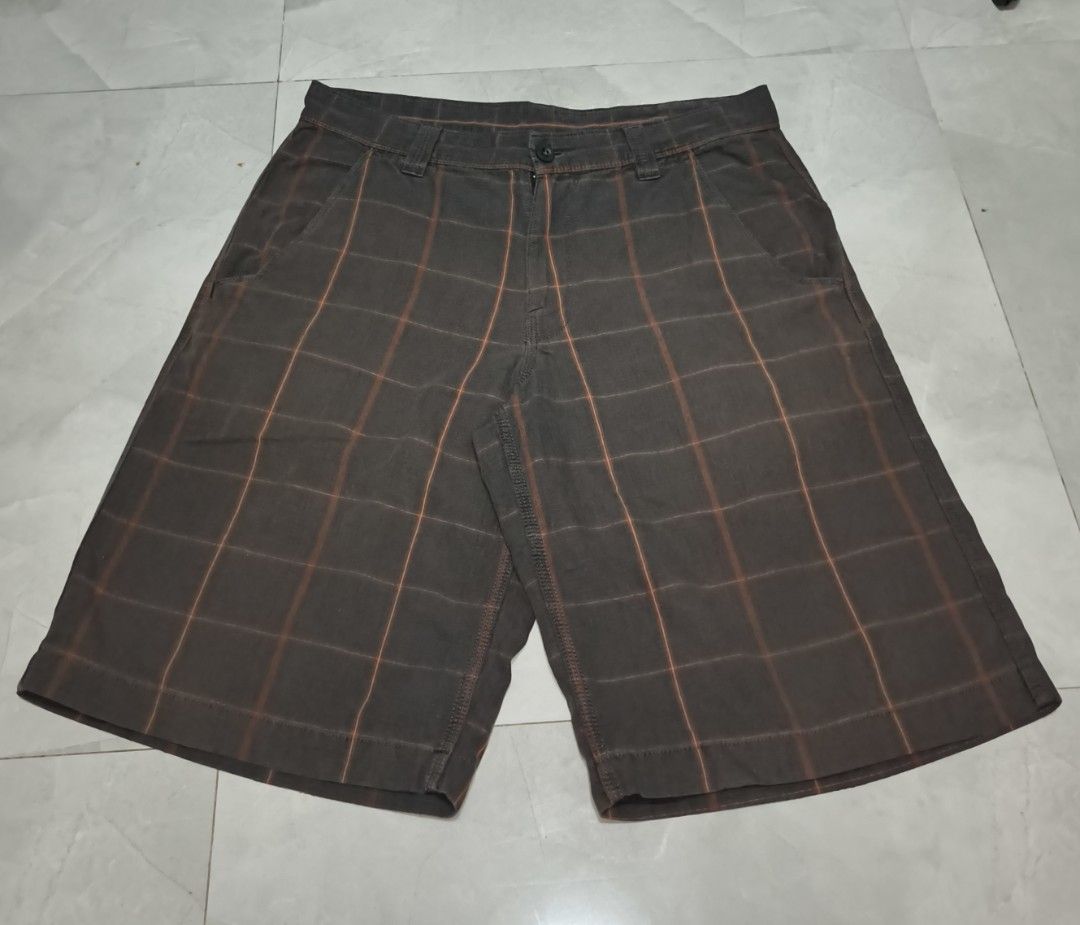 The North Face Plaid Shorts - Size 32 (Category: Shorts) located in Manila. Submitted by jericoeco (Listing ID 1423285874, Image 1). Description: - The North Face plaid shorts - Size: 32 - L:23|W:34|HEM:12 - Color: Brown and orange plaid - Features: Button closure, pockets - Made in India - Designed for men.
