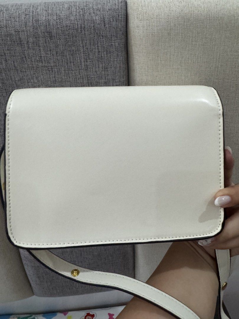 Tory Burch Crossbody Bag (Category: Luxury Bags & Wallets) located in Legazpi City. Submitted by lykanayve (Listing ID 1423309208, Image 3). Description: - Tory Burch crossbody bag - Cream-colored exterior - Gold logo emblem - Adjustable strap with gold hardware - Made of leather - Rectangular shape - Flap closure.
