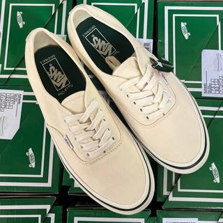 (Category: ) located in . Submitted by paalooksneakerhub (Listing ID 1423410420, Image 1). Description: .