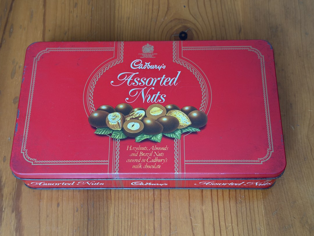 Vintage Cadbury's Assorted Nuts Tin Box 1991 吉百利朱古力鐵盒, 興趣及遊戲, 收藏品及紀念品 ...