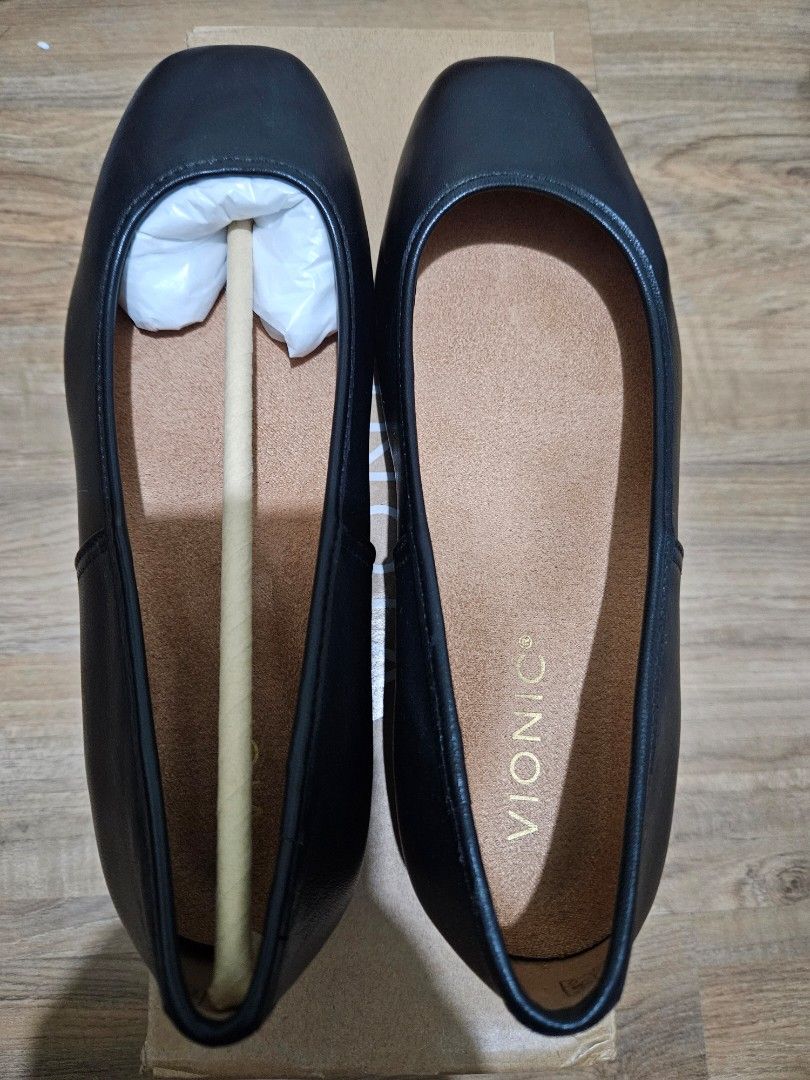 Vionic Orinda Black Leather Ballet Flats - US 6 (Category: Flats & Sandals) located in Los Banos. Submitted by acleancloset (Listing ID 1423383909, Image 1). Description: - Vionic Orinda ballet flats - Black leather - Size US 6 - Square toe - New with original box & extra footbed.
