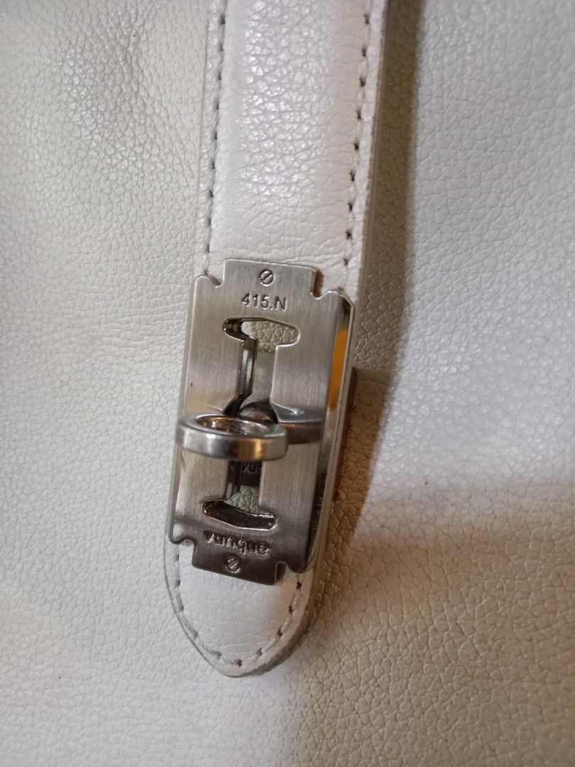 Vunque White toque ver. Leather Handbag (Category: Luxury Bags & Wallets) located in Davao. Submitted by hwagmahiyangtumawad (Listing ID 1423280420, Image 3). Description: Elegant Vunque handbag in white 100% natural cow leather. Features a top handle design with a secure clasp closure. The interior reveals a soft, light purple lining. Includes a zipper closure and a Vunque label inside. The bag has a rectangular shape with a structured design..