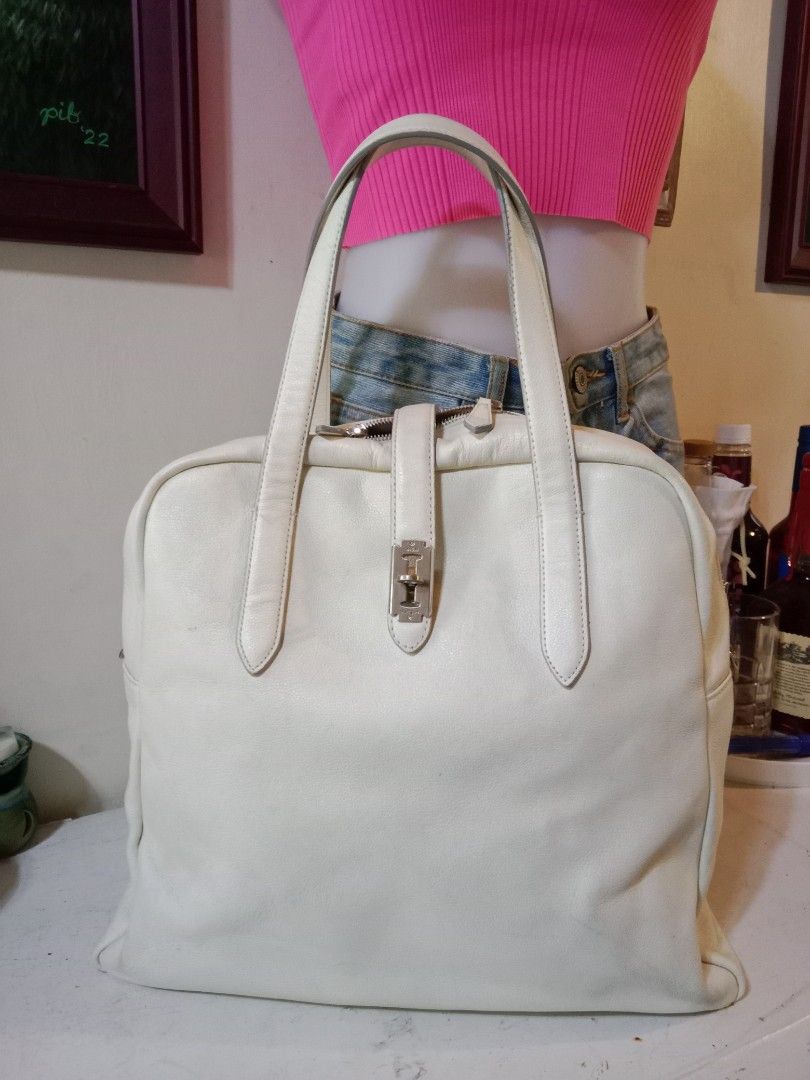 Vunque White toque ver. Leather Handbag (Category: Luxury Bags & Wallets) located in Davao. Submitted by hwagmahiyangtumawad (Listing ID 1423280420, Image 1). Description: Elegant Vunque handbag in white 100% natural cow leather. Features a top handle design with a secure clasp closure. The interior reveals a soft, light purple lining. Includes a zipper closure and a Vunque label inside. The bag has a rectangular shape with a structured design..