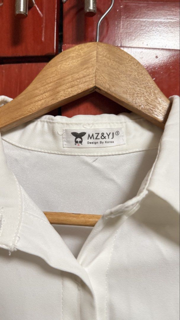 White polo longsleeves (Category: Longsleeves) located in Amadeo. Submitted by beaflr (Listing ID 1423406811, Image 2). Description: .