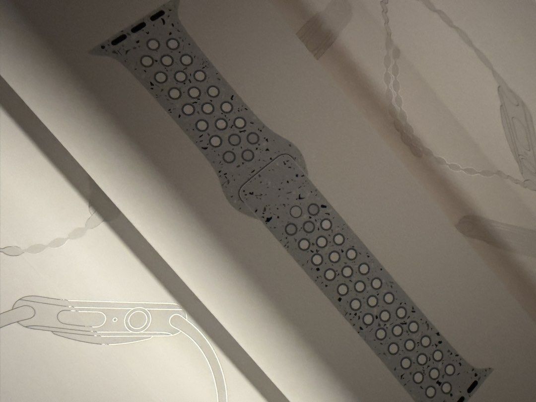 Apple Watch 46mm 灰色 Nike Sport Band （分類：智能穿戴裝置及智能手錶）位於 Hong Kong。 由 imchiman 提交（商品編號 1423548130，圖片 3）。簡介： 全新Apple Watch S11 46mm，配備灰色 Nike Sport Band 全新未開盒。