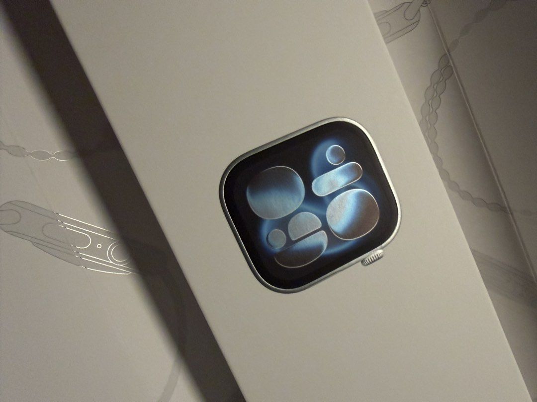 Apple Watch 46mm 灰色 Nike Sport Band （分類：智能穿戴裝置及智能手錶）位於 Hong Kong。 由 imchiman 提交（商品編號 1423548130，圖片 2）。簡介： 全新Apple Watch S11 46mm，配備灰色 Nike Sport Band 全新未開盒。
