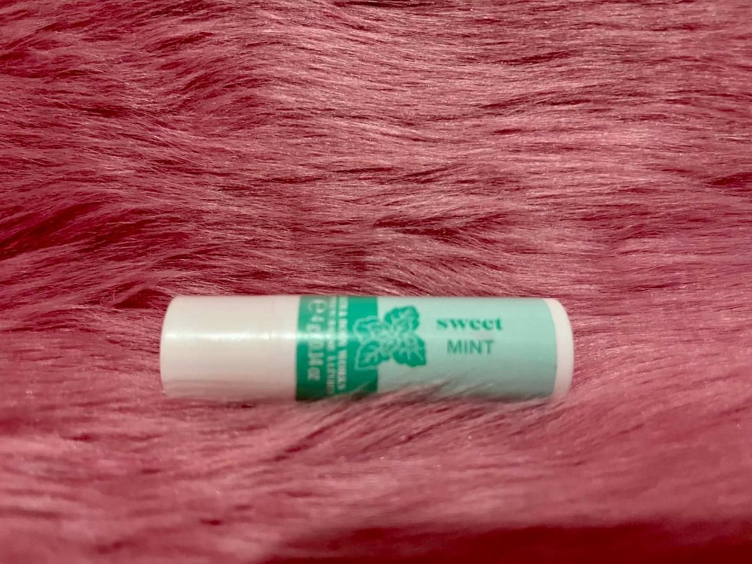 Bath & Body Works Sweet Mint Lip Balm (Category: Makeup) located in Nabua. Submitted by jjtampz192013 (Listing ID 1423585928, Image 3). Description: 🍃 Bath & Body Works Sweet Mint Lip Balm 📦 0.14 oz / 4 g 🌸 What it tastes like: a breath of fresh air 🌿 Flavor notes: spearmint, coconut oil & vanilla bean ✨ Keeps lips moisturized ✨ Adds a refreshing touch of flavor Perfect for soft, smooth, minty-fresh lips anytime! 💚 💰 Mode of Payment: BDO / 