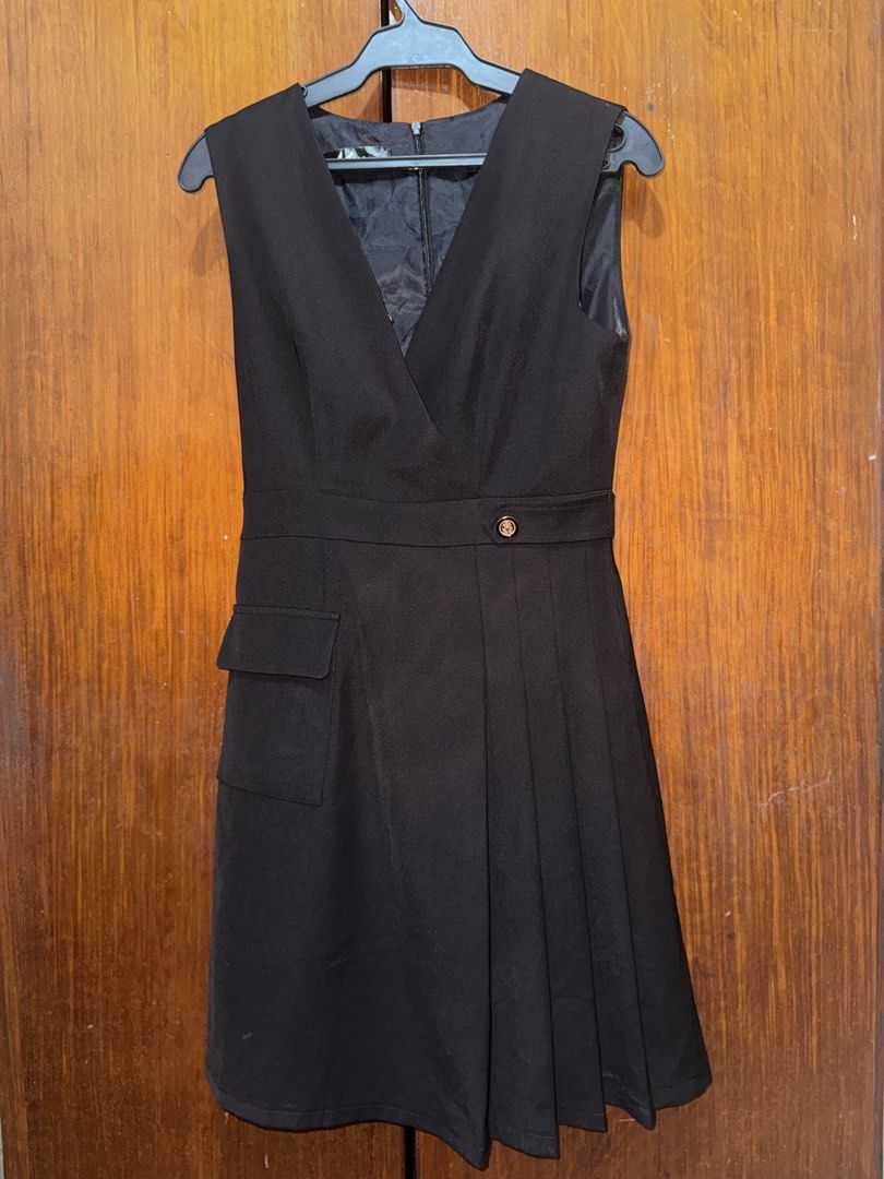 Black Office Work Sleeveless Dress (Category: Dresses) located in Bacoor. Submitted by mmm.g (Listing ID 1423518457, Image 1). Description: - Black sleeveless dress - V-neckline - Fitted waist with decorative button - Pleated skirt - Front pocket - Back zipper closure - Ideal for formal occasions.