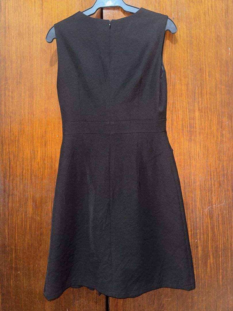 Black Office Work Sleeveless Dress (Category: Dresses) located in Bacoor. Submitted by mmm.g (Listing ID 1423518457, Image 2). Description: - Black sleeveless dress - V-neckline - Fitted waist with decorative button - Pleated skirt - Front pocket - Back zipper closure - Ideal for formal occasions.