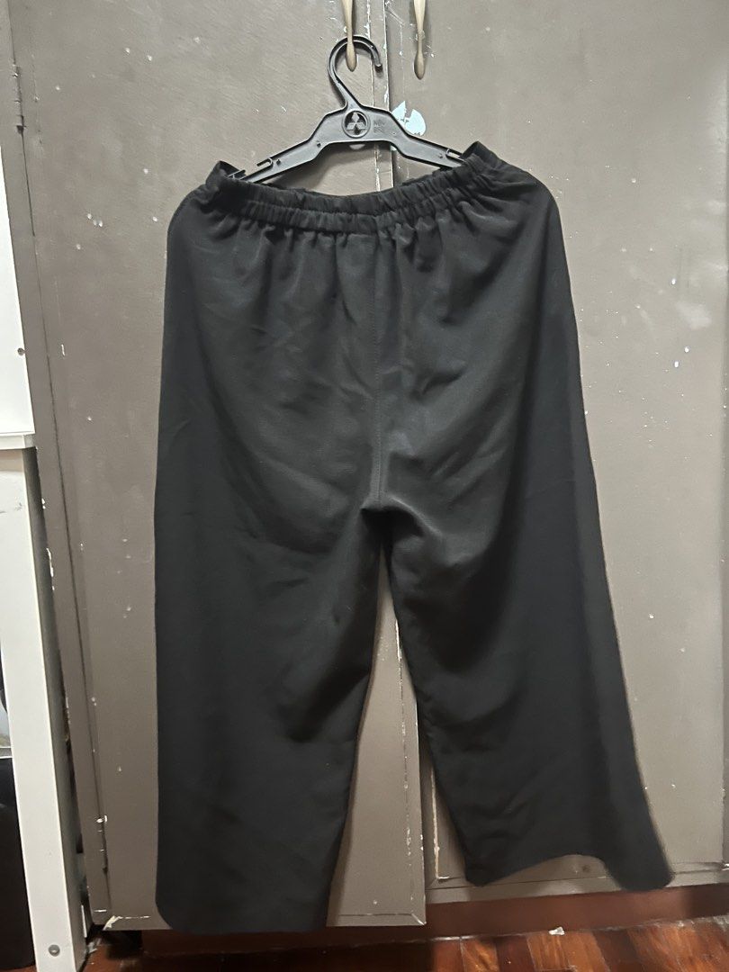 Black Plants (Category: Other Bottoms) located in Quezon City. Submitted by nize__ (Listing ID 1423525225, Image 3). Description: size: can fit up to 30+ (garterized & stretchable) -fixed price ❗️ - Made from soft, comfortable material. if getting 3 or more items from my listings, can give discount.