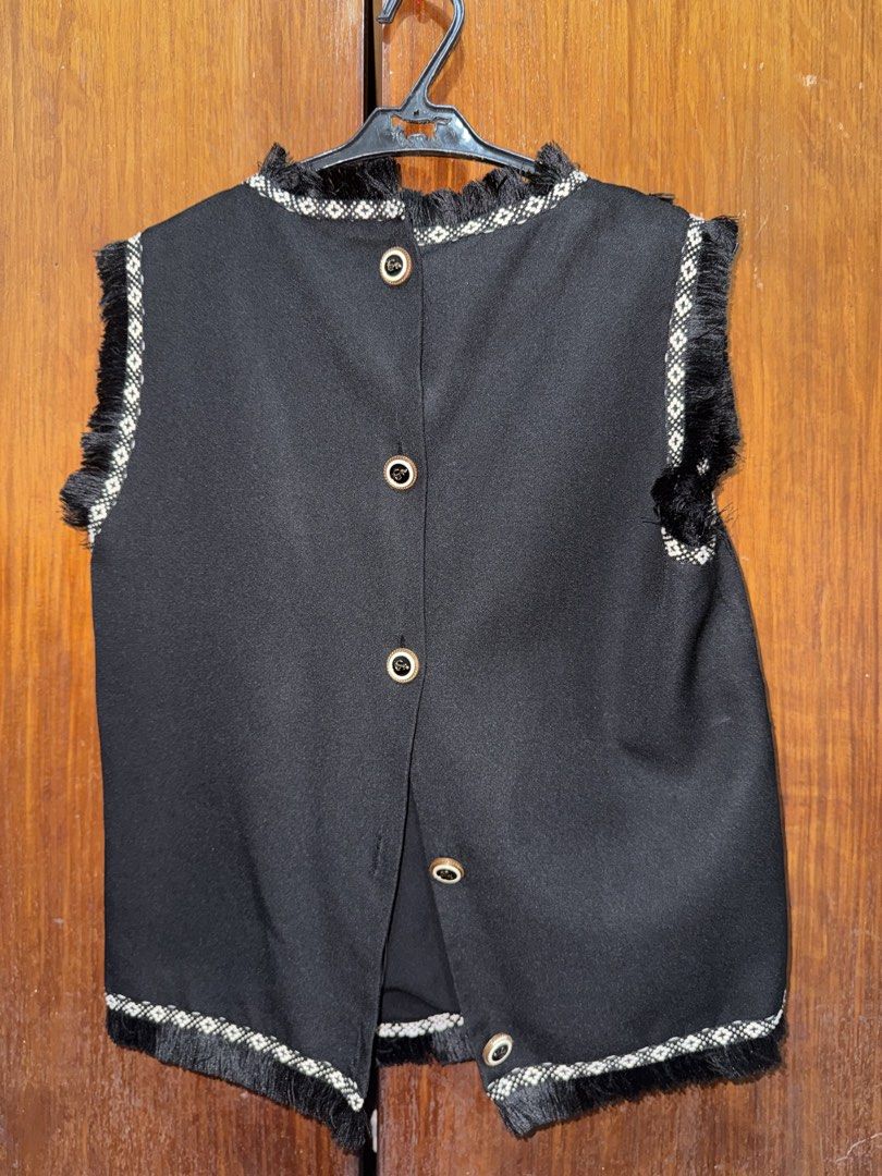 Black Sleeveless Top / Office Vest (Category: Sleeveless) located in Bacoor. Submitted by mmm.g (Listing ID 1423523834, Image 1). Description: .