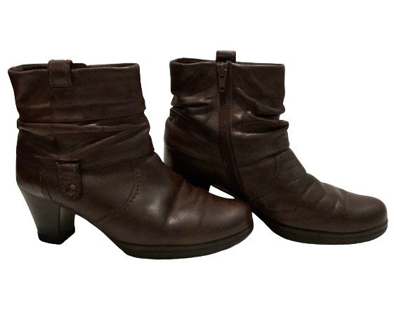 Brown Leather Ankle Boots (Category: Boots) located in Taguig. Submitted by mah_tetretailandwholesale (Listing ID 1423446256, Image 1). Description: • Dark brown ankle boots • Genuine leather • Matibay pa at in good condition • With side zipper for easy wear • Block heel – comfy and stable gamitin • Perfect for casual or semi-formal outfits • Nabíli sa Netherlands • Color: Dark brown Mode of Payment: Gcash or Bank transfer .