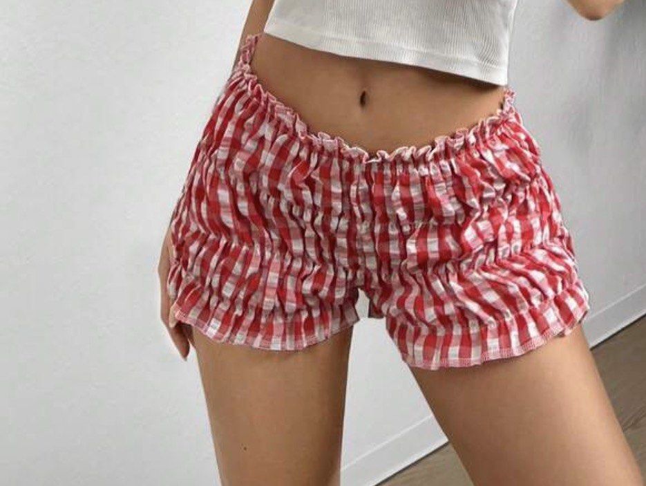 Bubble shorts red (Category: Shorts) located in Pasig City. Submitted by ____andd (Listing ID 1423474522, Image 1). Description: old acc with 100+ reviews got hacked. Stretchable. Can fit xs-large frames.