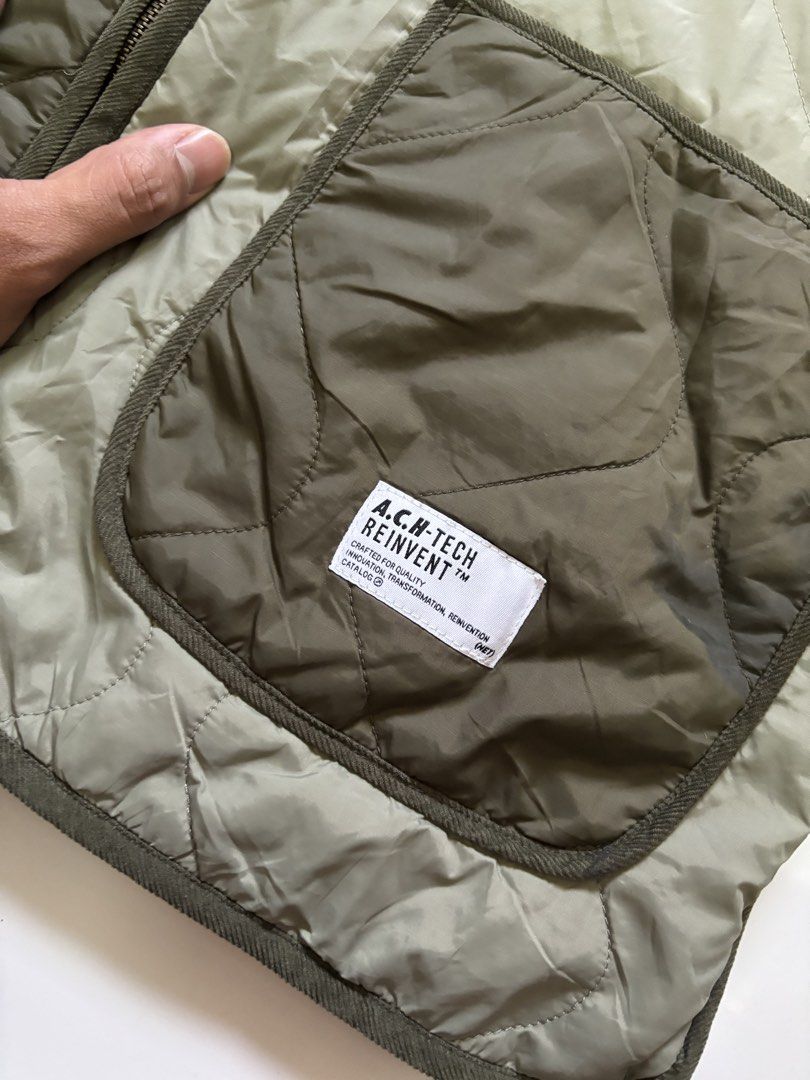 Catalog Quilted Vest (Category: Vests) located in Manila. Submitted by Caps4everyone (Listing ID 1423529676, Image 3). Description: For sale - price 1,200 - Two-tone quilted design - Zip-up front - V-neck - Two front pockets - Size: M / 175 / 92A - Condition: Good Location: caloocan Shipping: lbc and lalamove Pm for sure buyer only.
