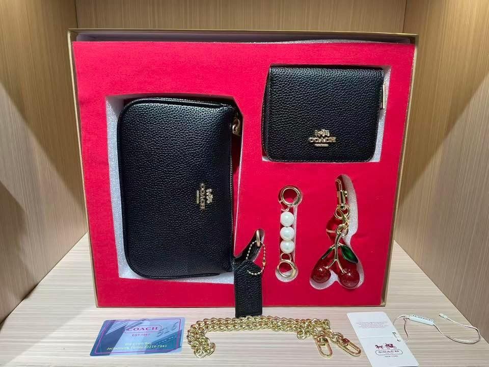 Coach Gift Set with Wallet and Accessories (Category: Luxury Bags & Wallets) located in Quezon City. Submitted by lux4cheapmnl216 (Listing ID 1423589318, Image 2). Description: Available in different colors, PM me for availability. Transactions done before 3PM can be for same day delivery. Otherwise, next day shipping na po..