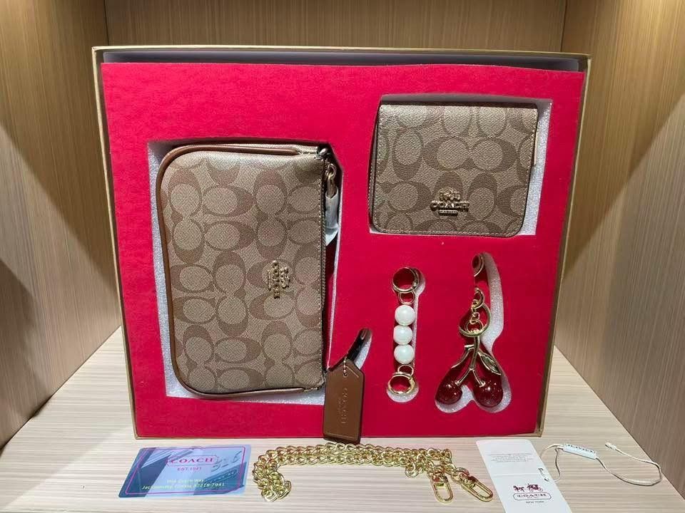 Coach Gift Set with Wallet and Accessories (Category: Luxury Bags & Wallets) located in Quezon City. Submitted by lux4cheapmnl216 (Listing ID 1423589318, Image 3). Description: Available in different colors, PM me for availability. Transactions done before 3PM can be for same day delivery. Otherwise, next day shipping na po..