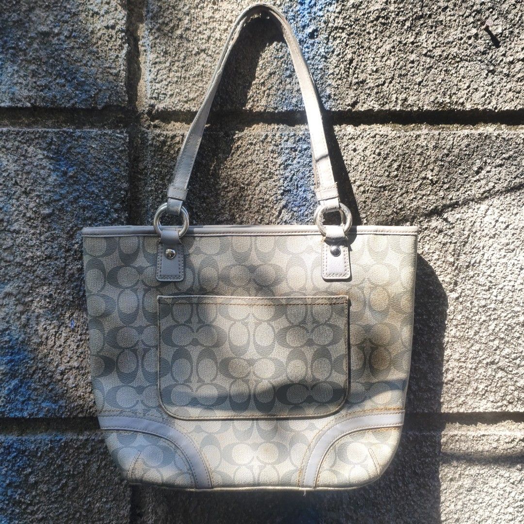coach handbag purse used Grey Crossgrain (Category: Shoulder Bags) located in Cavite. Submitted by erwheen (Listing ID 1423468202, Image 2). Description: coach handbag purse used Grey Crossgrain Excellent Condition color rate 9/10 ISSUE SIGN OF USED CHECK 3RD PICTURE 1000 PLUS SHIPPING MOP GCASH COURIER J&T / LALAMOVE NO COD/ COP LOCATION CAVITE CITY.