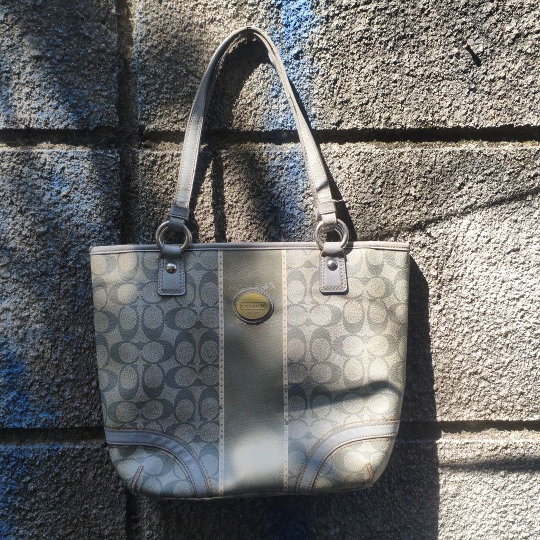 coach handbag purse used Grey Crossgrain (Category: Shoulder Bags) located in Cavite. Submitted by erwheen (Listing ID 1423468202, Image 1). Description: coach handbag purse used Grey Crossgrain Excellent Condition color rate 9/10 ISSUE SIGN OF USED CHECK 3RD PICTURE 1000 PLUS SHIPPING MOP GCASH COURIER J&T / LALAMOVE NO COD/ COP LOCATION CAVITE CITY.