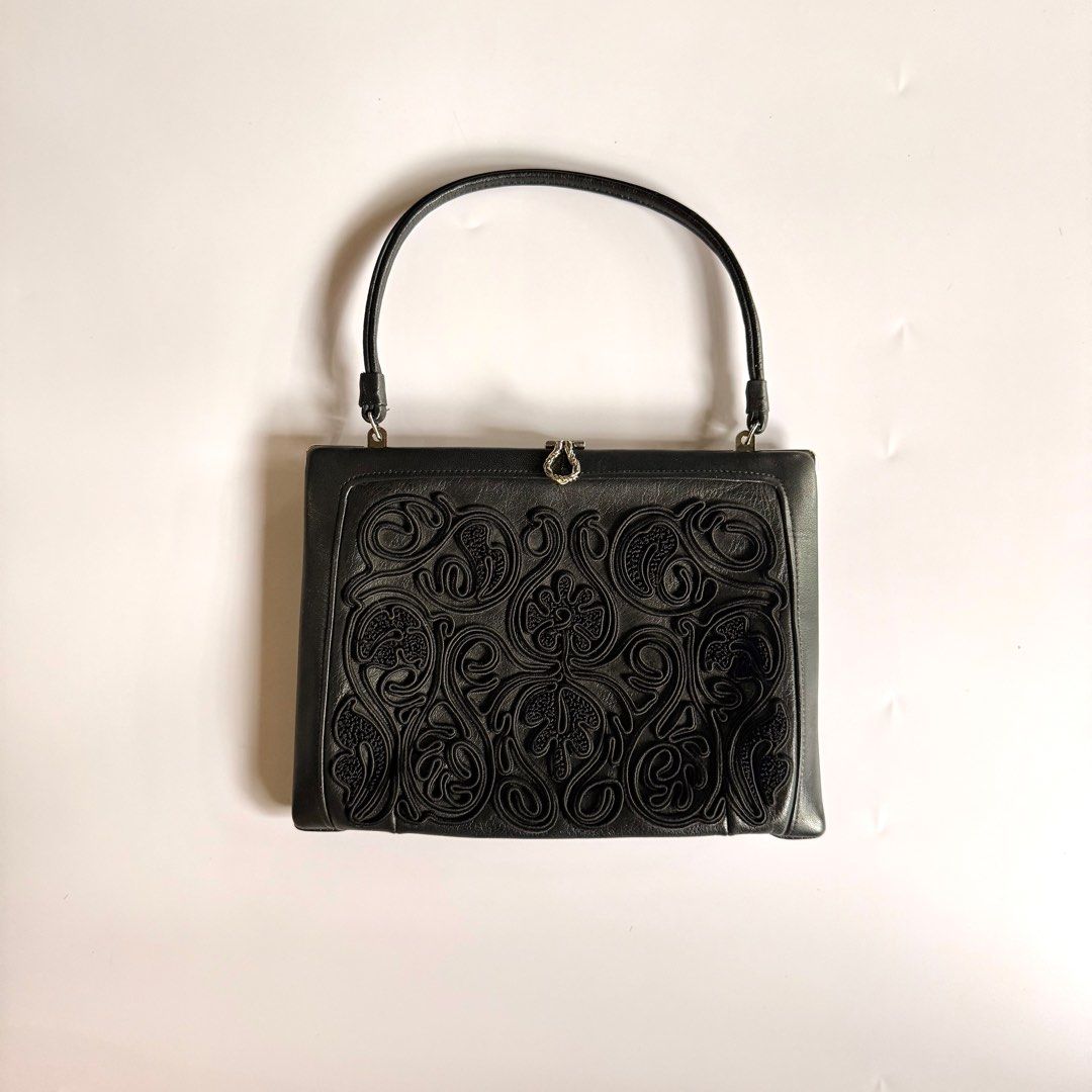 Embroidered Vintage Kisslock Bag (Category: Clutches) located in Iloilo. Submitted by notriaaa (Listing ID 1423461563, Image 1). Description: Can give LP 🫶🏻 Kisslock Embroidered Bag ✨ Measurements in inches (LxWxH) 9x2x7 with handle 13.5” No flaws Signs of usage only seen in the last picture.