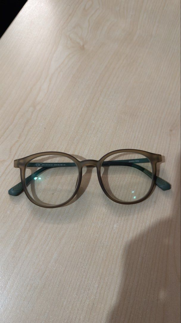 EO with grade ( 100 both lens ) and transition (Category: Sunglasses & Eyewear) located in Makati City. Submitted by RR_Shop (Listing ID 1423607747, Image 1). Description: grade - 100 both lens with photochromic ( transition ) color gray Give you a discount if you buy more items! Reason to sell: I’m decluttering and selling pre-loved items. Payment options: - LBC: Prepaid COD - Lalamove: GCash payment .