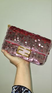 (Category: ) located in . Submitted by zoeyclosetluxe (Listing ID 1423577137, Image 1). Description: .