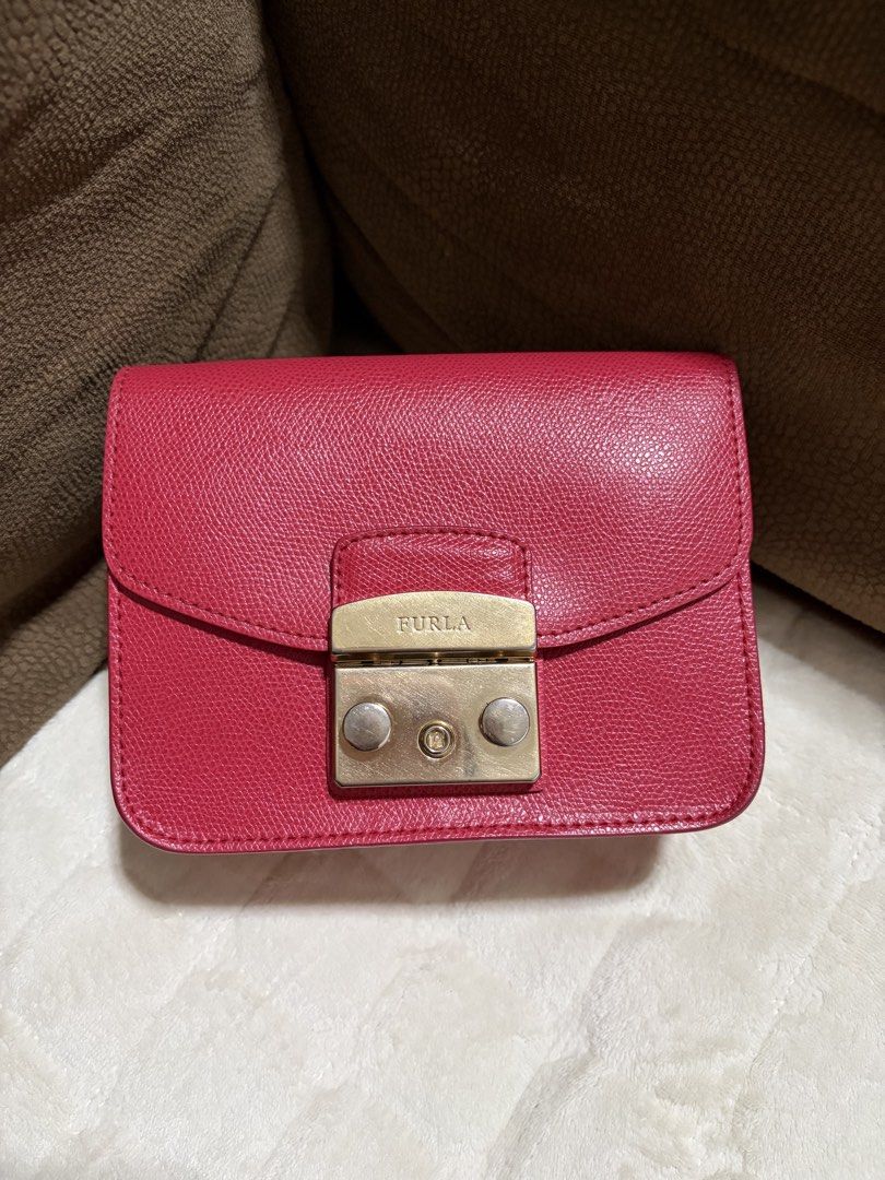 Furla Mini Crossbody Bag (Category: Luxury Bags & Wallets) located in Cagayan de Oro. Submitted by secondchances.x (Listing ID 1423541236, Image 1). Description: - Furla crossbody bag in vibrant red - Gold-tone clasp with Furla logo - Stylish chain strap - Protective feet on the bottom - Main compartment for essentials - Small interior slip pocket - Perfect for everyday use.