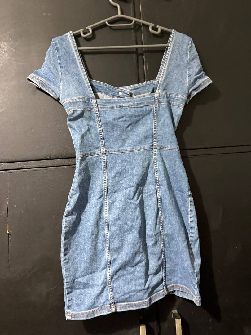 H&M Divided Denim Dress (Category: Dresses) located in Manila. Submitted by Rhidell (Listing ID 1423552106, Image 2). Description: Pre-loved denim dress from H&M Divided features a square neckline and button-down front which highlights your curves. It has short sleeves and a fitted silhouette. The size is EUR 36, UK 8, and CN 165/84A. fits small-medium..