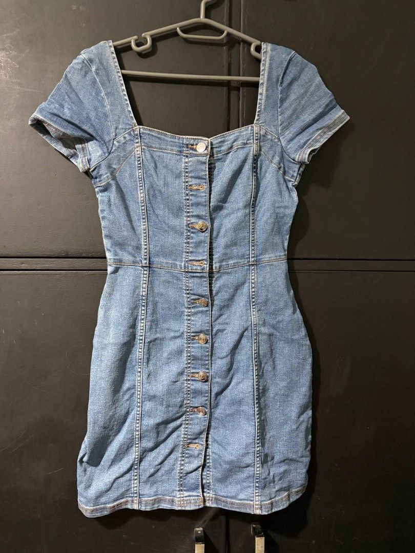 H&M Divided Denim Dress (Category: Dresses) located in Manila. Submitted by Rhidell (Listing ID 1423552106, Image 1). Description: Pre-loved denim dress from H&M Divided features a square neckline and button-down front which highlights your curves. It has short sleeves and a fitted silhouette. The size is EUR 36, UK 8, and CN 165/84A. fits small-medium..