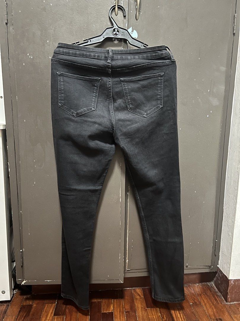 H&M Skinny Ankle Jeans (Category: Jeans) located in Quezon City. Submitted by nize__ (Listing ID 1423523115, Image 3). Description: -size: 28 - authentic -fixed price ❗️ if getting 3 or more items from my listings, can give discount.